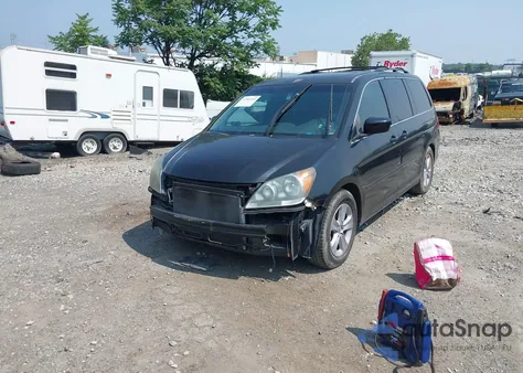 2010 Honda Odyssey Touring z USA, uszkodzony, nr VIN 5FNRL3H92AB059007